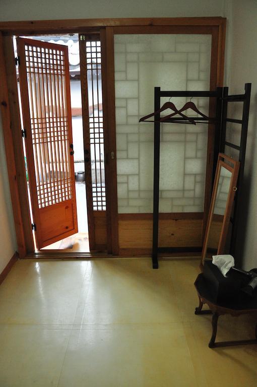 Hueahn Hanok Guesthouse Сеул Номер фото